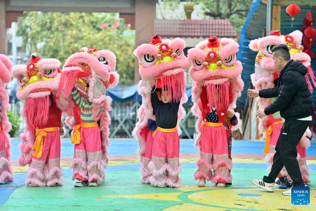 Lion dance integrated with school education in Tengxian, S China