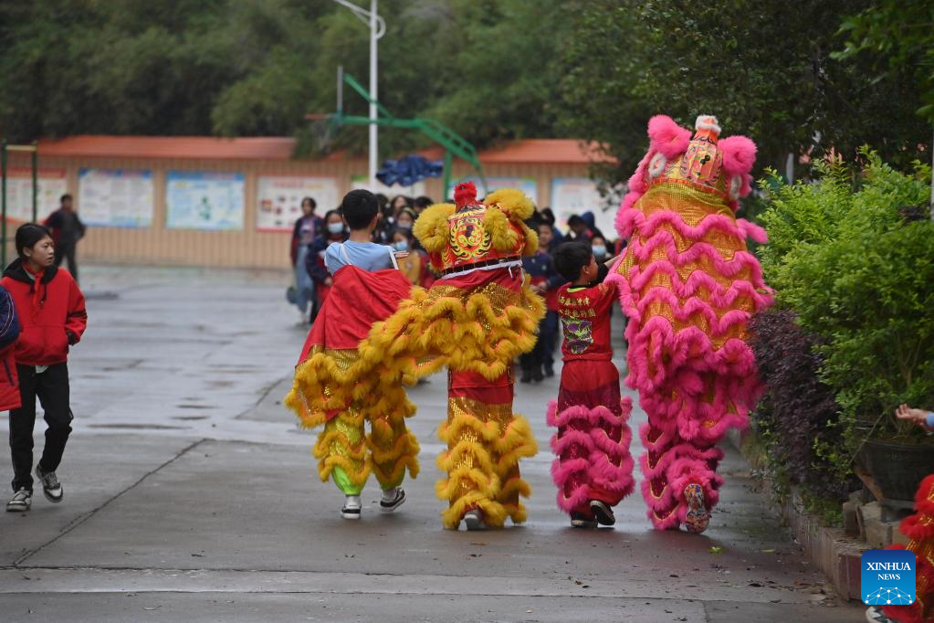 Lion dance integrated with school education in Tengxian, S China