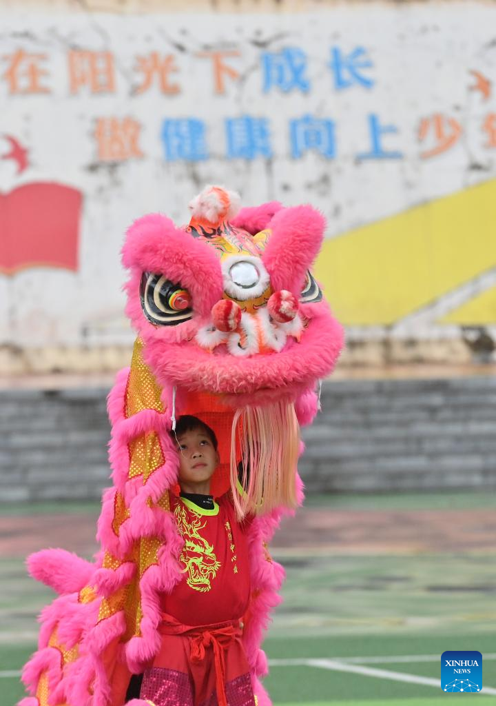 Lion dance integrated with school education in Tengxian, S China