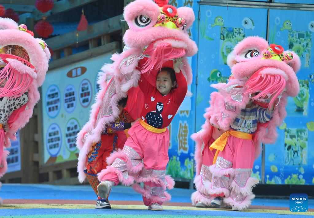 Lion dance integrated with school education in Tengxian, S China