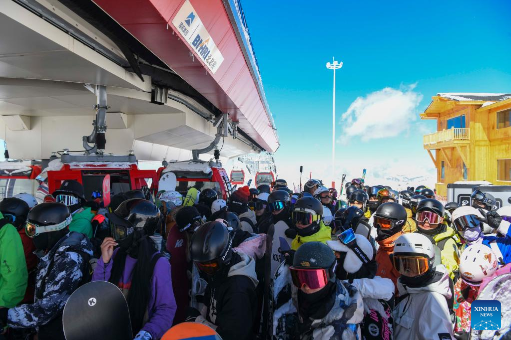 Int'l ski resort attracts snow lovers from all over world in Koktokay, NW China