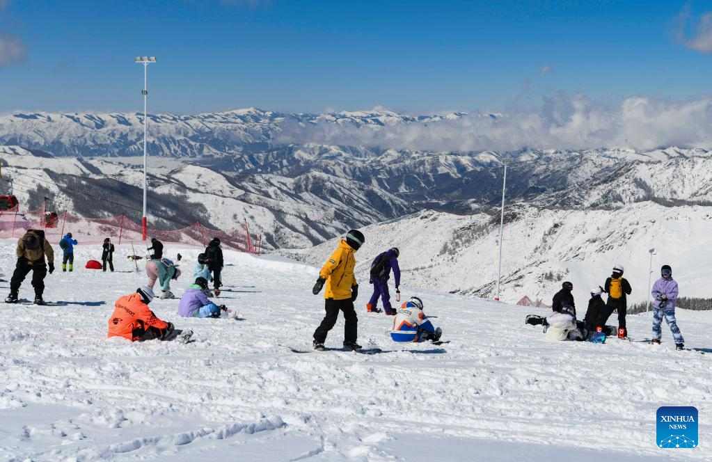 Int'l ski resort attracts snow lovers from all over world in Koktokay, NW China