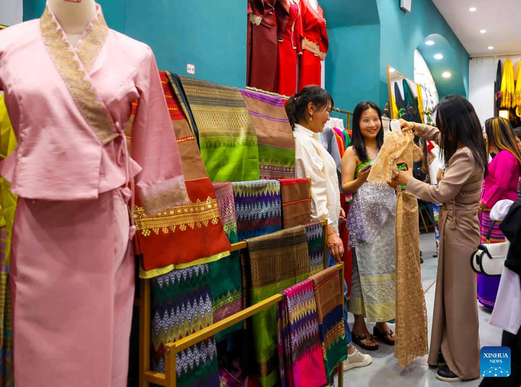 Ancient town boosts local cultural tourism in Mangshi City, SW China