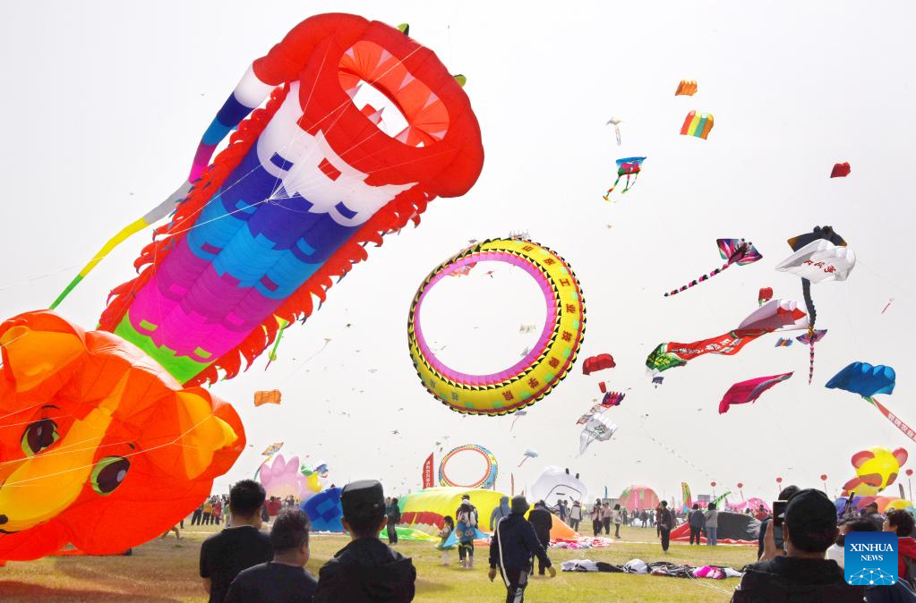 Kite flying competition of 40th Weifang Int'l Kite Festival kicks off in east China