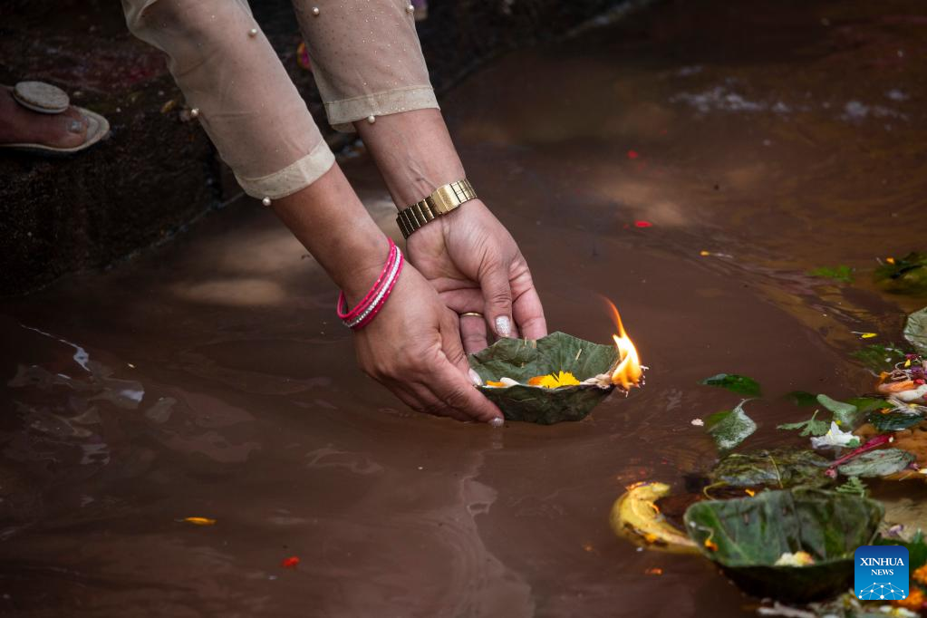 Nepalese Hindu make offerings, pay homage to departed mothers