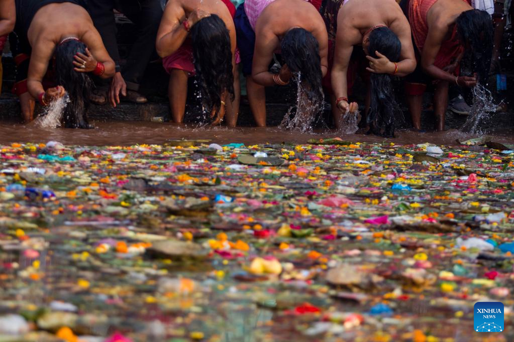 Nepalese Hindu make offerings, pay homage to departed mothers