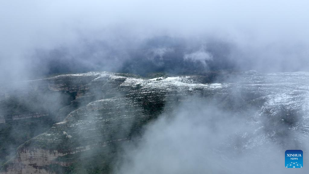 Sea of clouds shrouds snow-clad mountains in N China