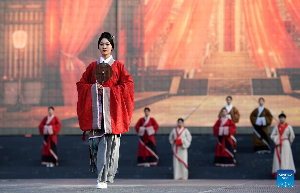 In pics: performance at Great Tang All Day Mall in Xi'an