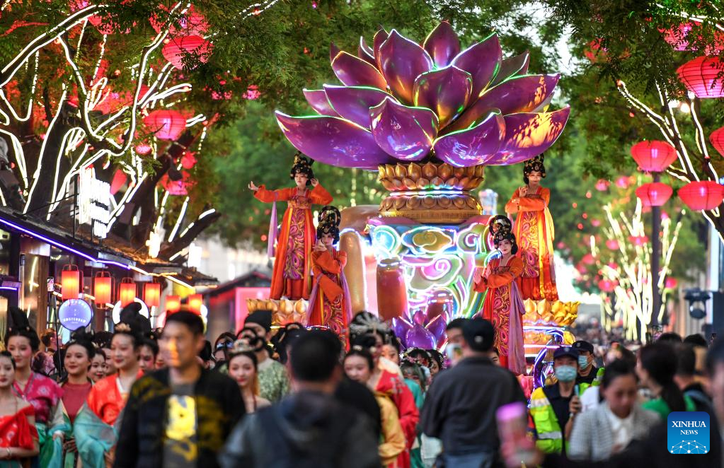 In pics: performance at Great Tang All Day Mall in Xi'an