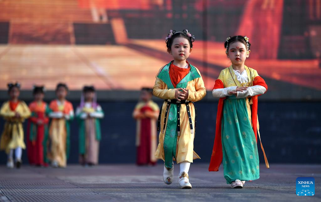 In pics: performance at Great Tang All Day Mall in Xi'an