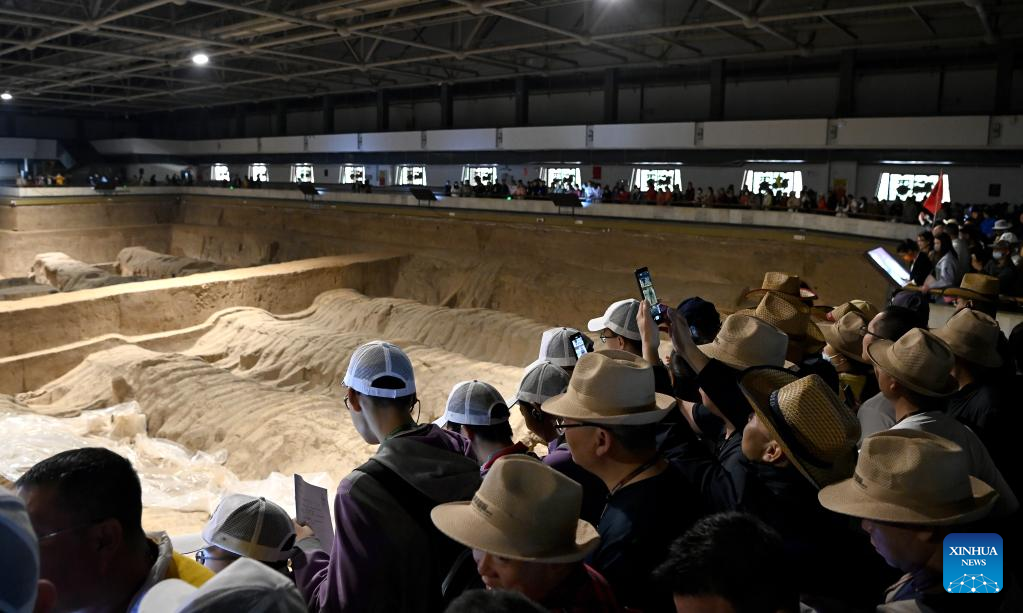 People visit Emperor Qinshihuang's Mausoleum Site Museum in Xi'an