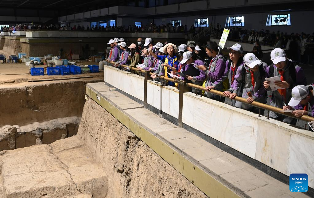 People visit Emperor Qinshihuang's Mausoleum Site Museum in Xi'an