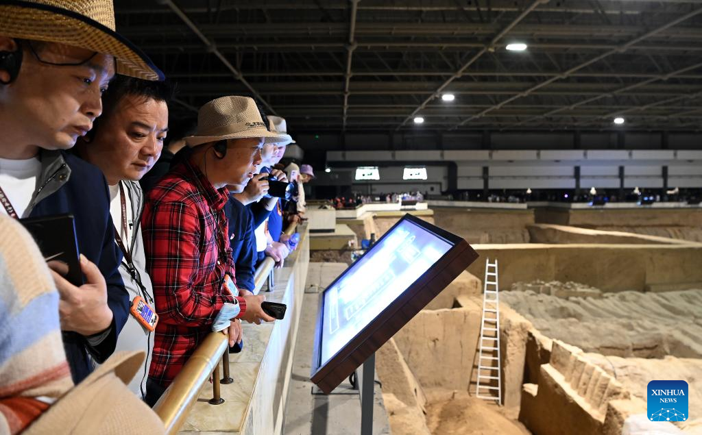 People visit Emperor Qinshihuang's Mausoleum Site Museum in Xi'an