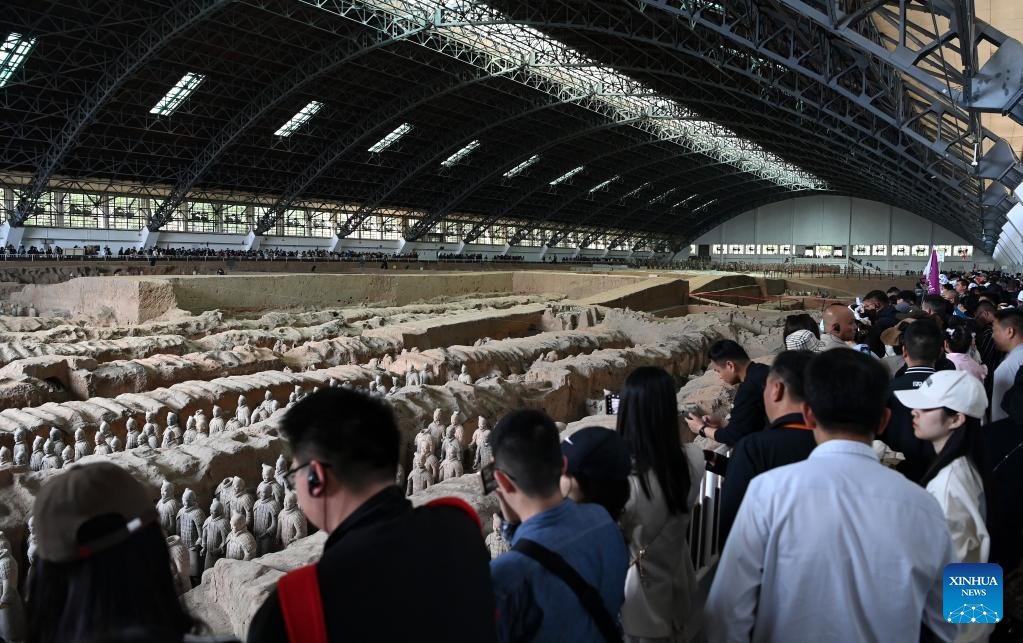 People visit Emperor Qinshihuang's Mausoleum Site Museum in Xi'an