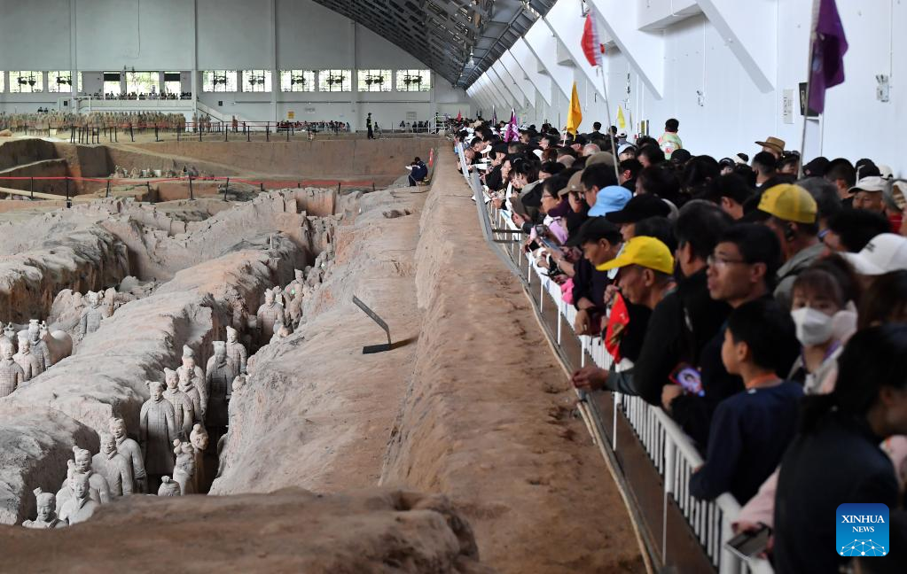 People visit Emperor Qinshihuang's Mausoleum Site Museum in Xi'an