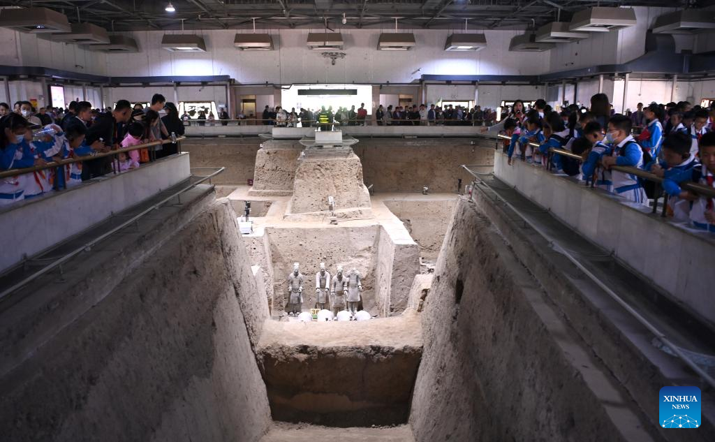 People visit Emperor Qinshihuang's Mausoleum Site Museum in Xi'an