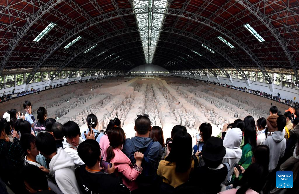 People visit Emperor Qinshihuang's Mausoleum Site Museum in Xi'an