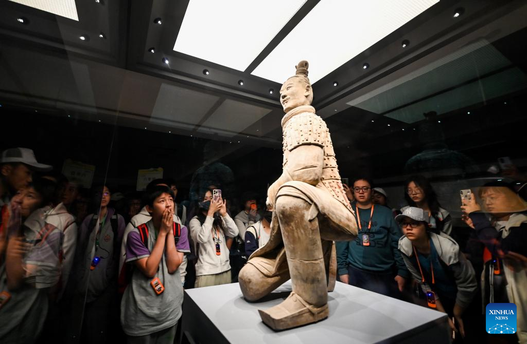 People visit Emperor Qinshihuang's Mausoleum Site Museum in Xi'an
