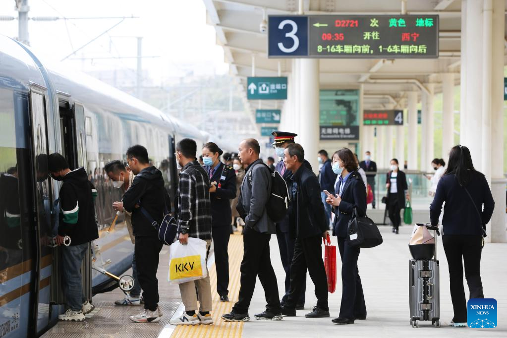 China braces for travel peak as May Day holiday ends