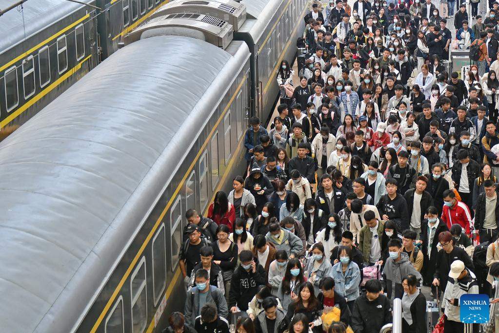 China braces for travel peak as May Day holiday ends