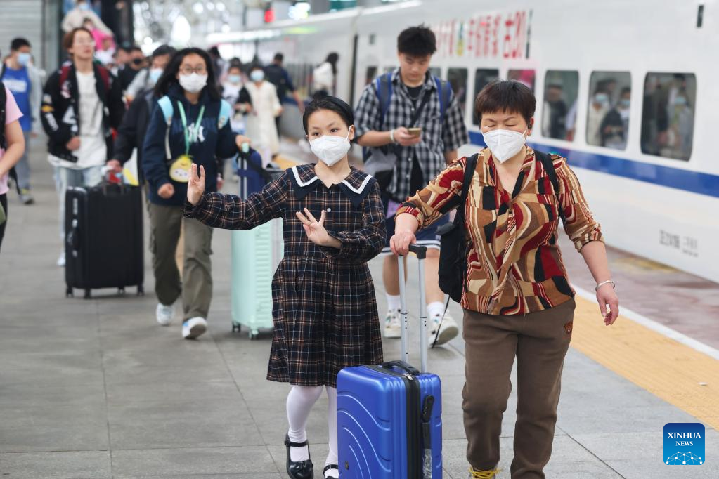 China braces for travel peak as May Day holiday ends