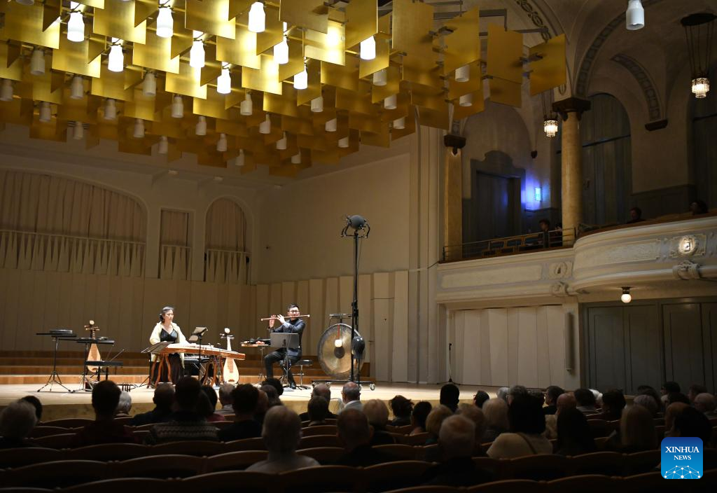 Feature: Chinese classical music resonates in ancient Swiss city