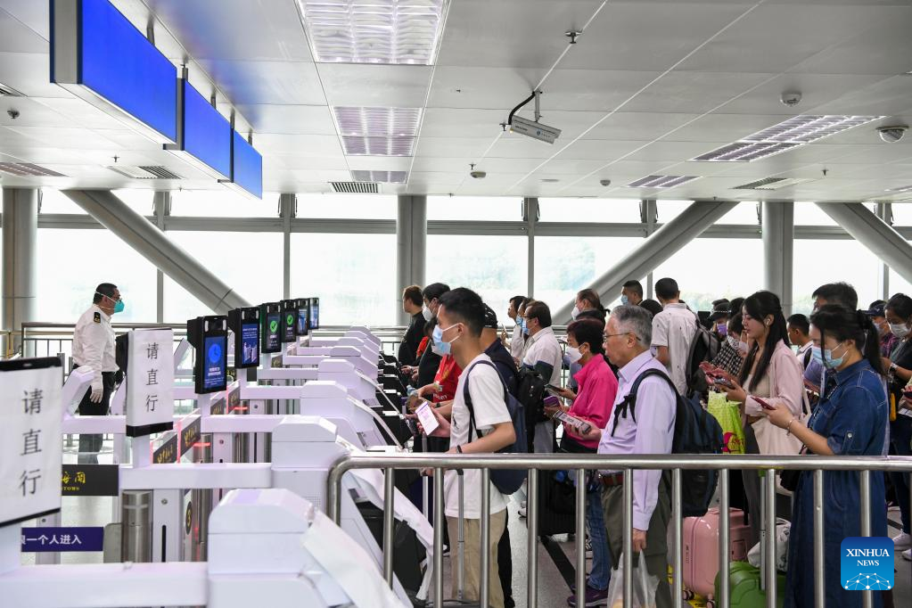 Luohu Port in Shenzhen handles large customs clearance volumes as May Day holiday ends