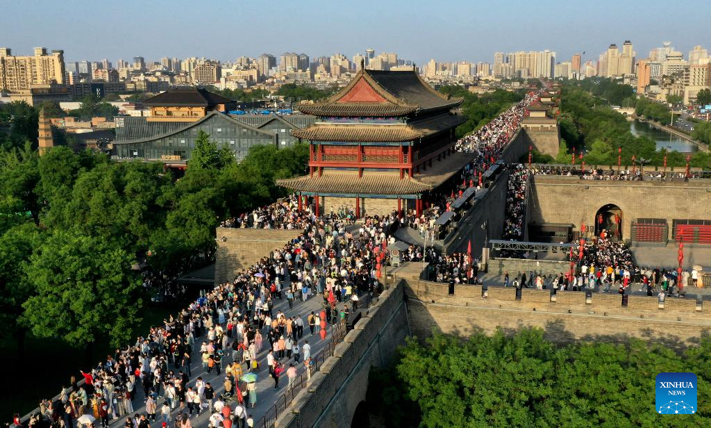 In pics: ancient city wall in Xi'an, NW China