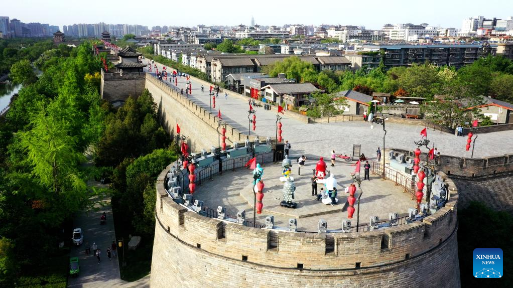 In pics: ancient city wall in Xi'an, NW China