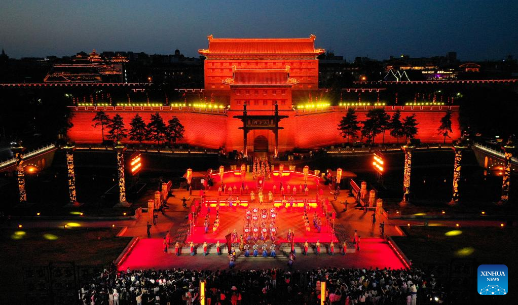 In pics: ancient city wall in Xi'an, NW China