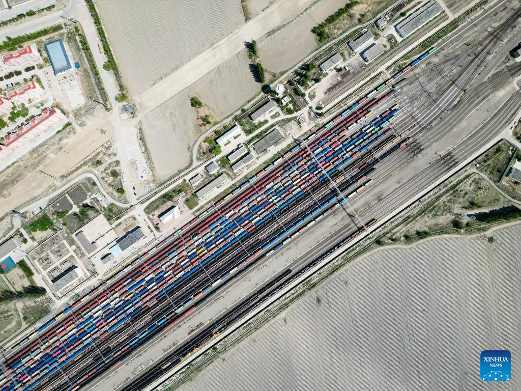 Land pass in Xinjiang witnesses robust increase of rail, highway freight volume