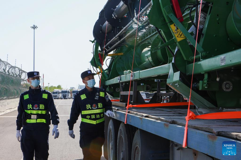 Land pass in Xinjiang witnesses robust increase of rail, highway freight volume