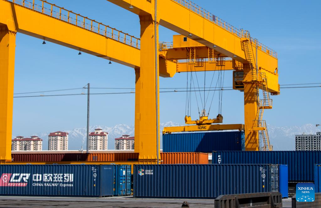Land pass in Xinjiang witnesses robust increase of rail, highway freight volume