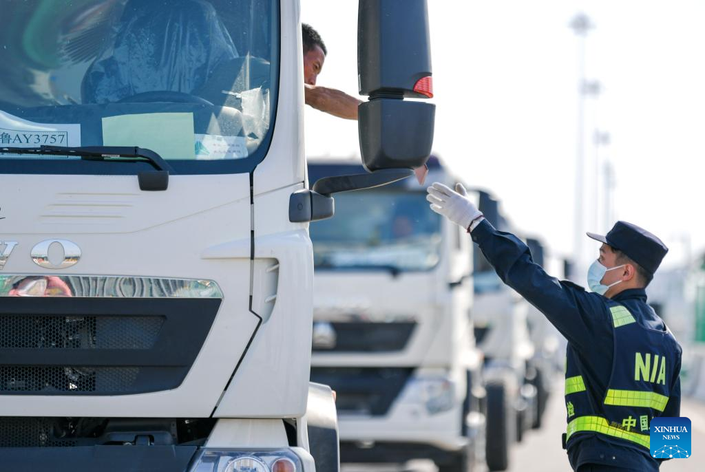 Land pass in Xinjiang witnesses robust increase of rail, highway freight volume