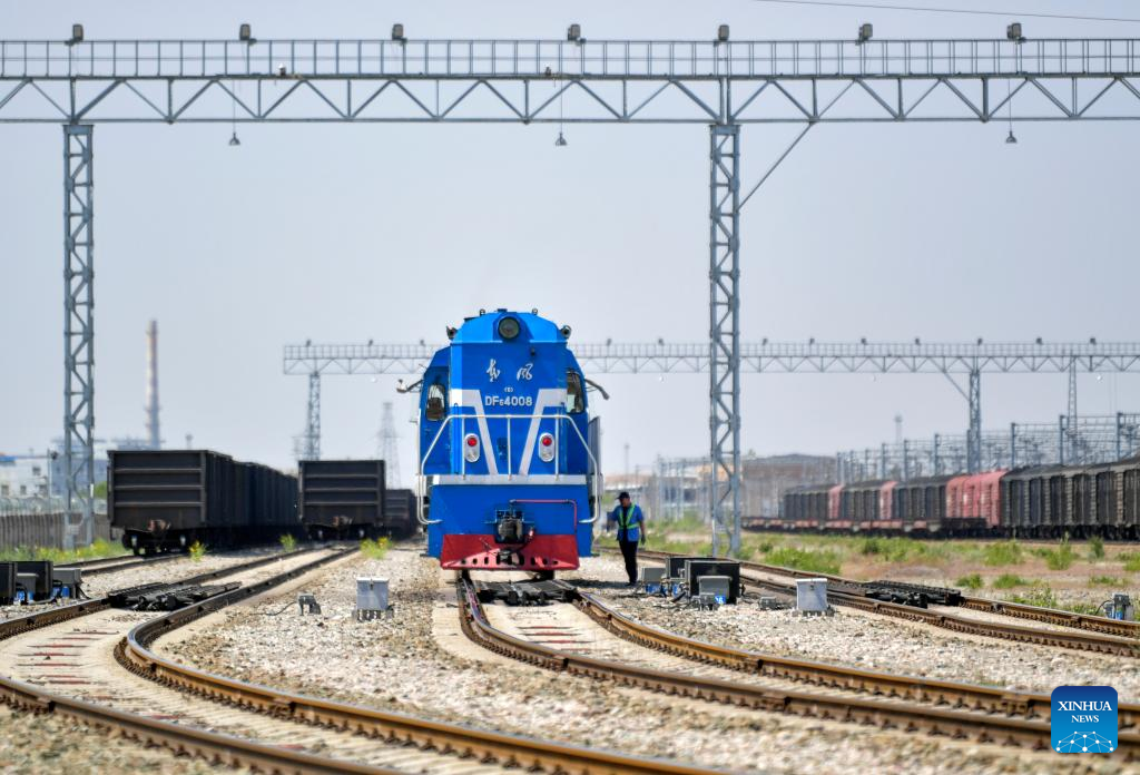 Land pass in Xinjiang witnesses robust increase of rail, highway freight volume