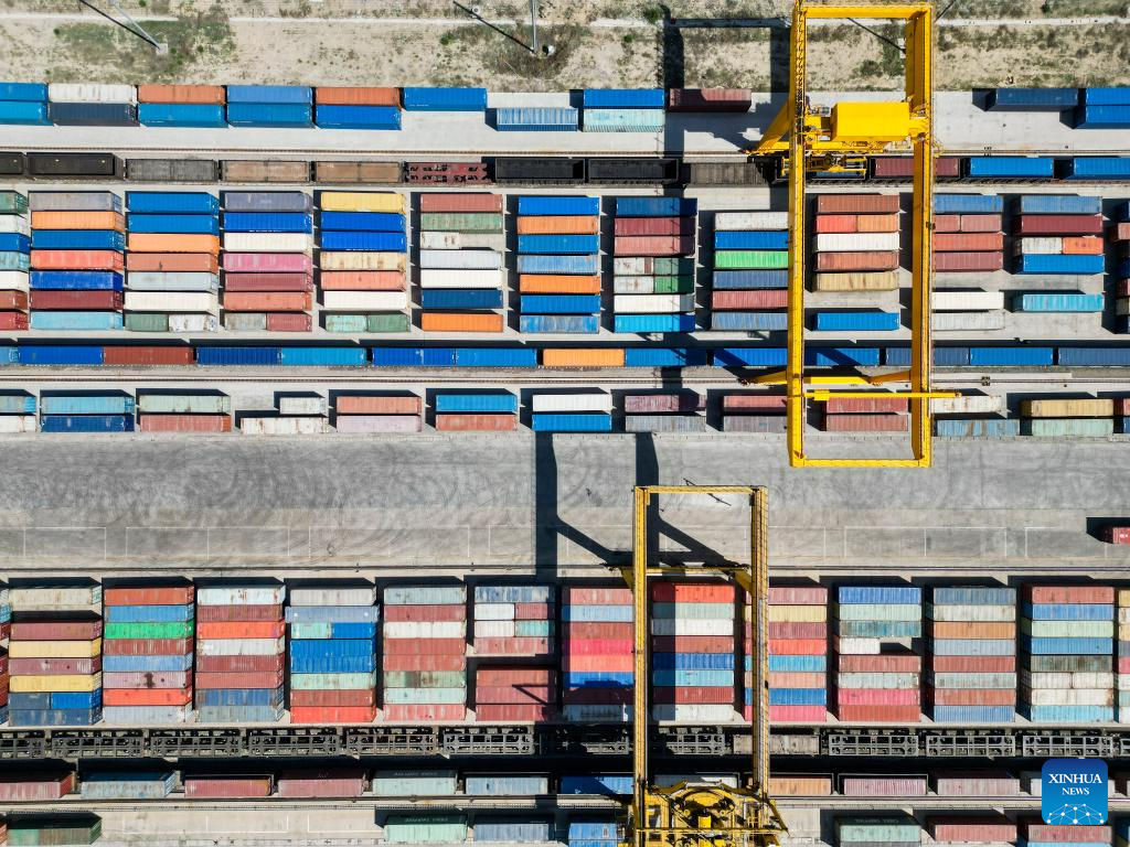 Land pass in Xinjiang witnesses robust increase of rail, highway freight volume