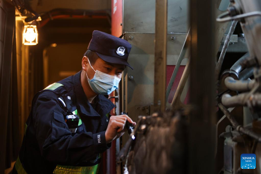 Land pass in Xinjiang witnesses robust increase of rail, highway freight volume