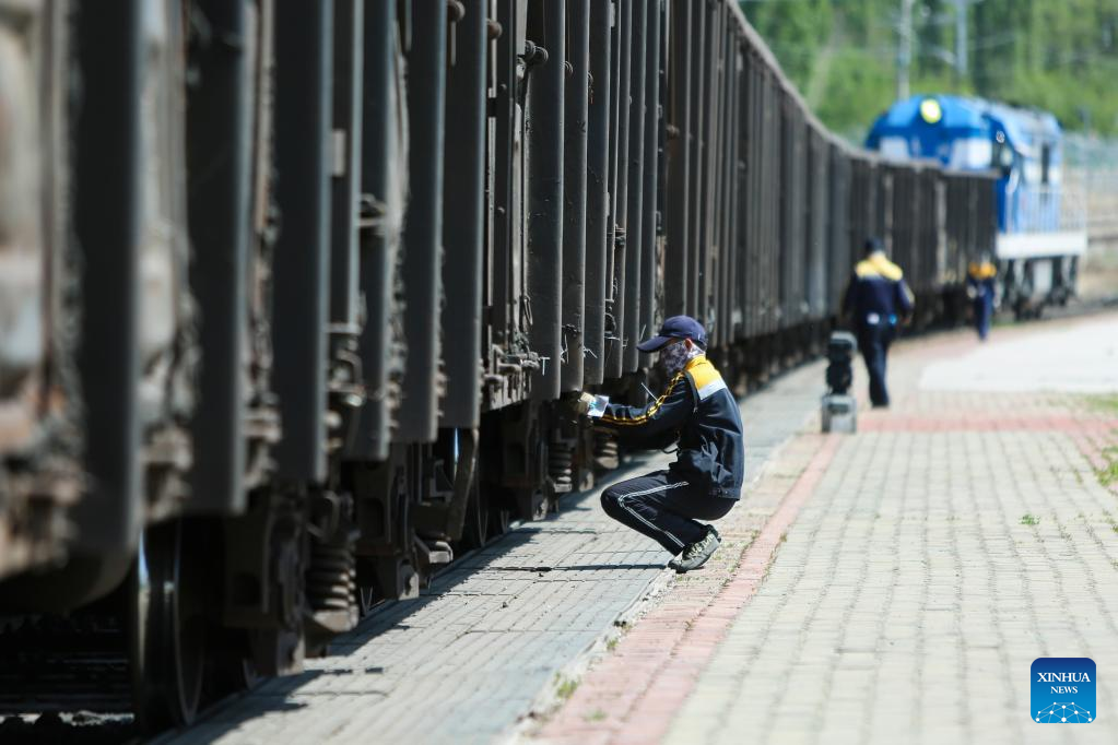 Land pass in Xinjiang witnesses robust increase of rail, highway freight volume