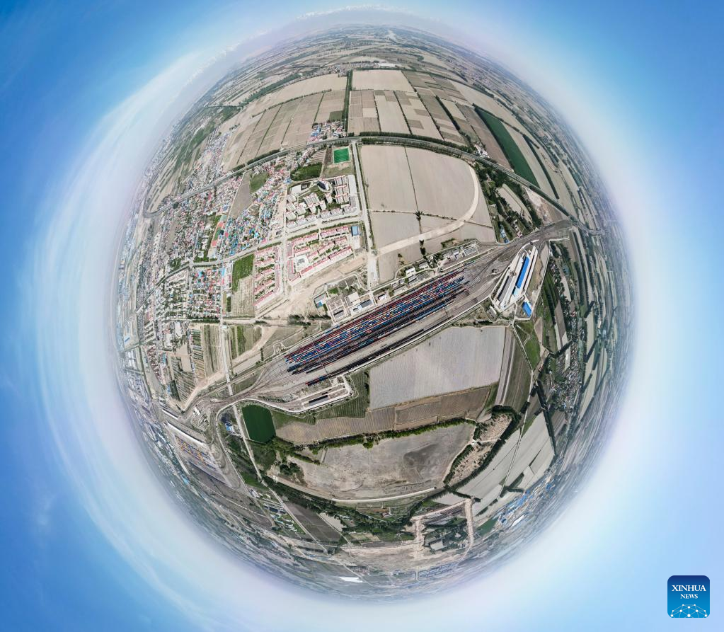 Land pass in Xinjiang witnesses robust increase of rail, highway freight volume