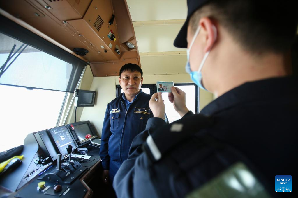 Land pass in Xinjiang witnesses robust increase of rail, highway freight volume