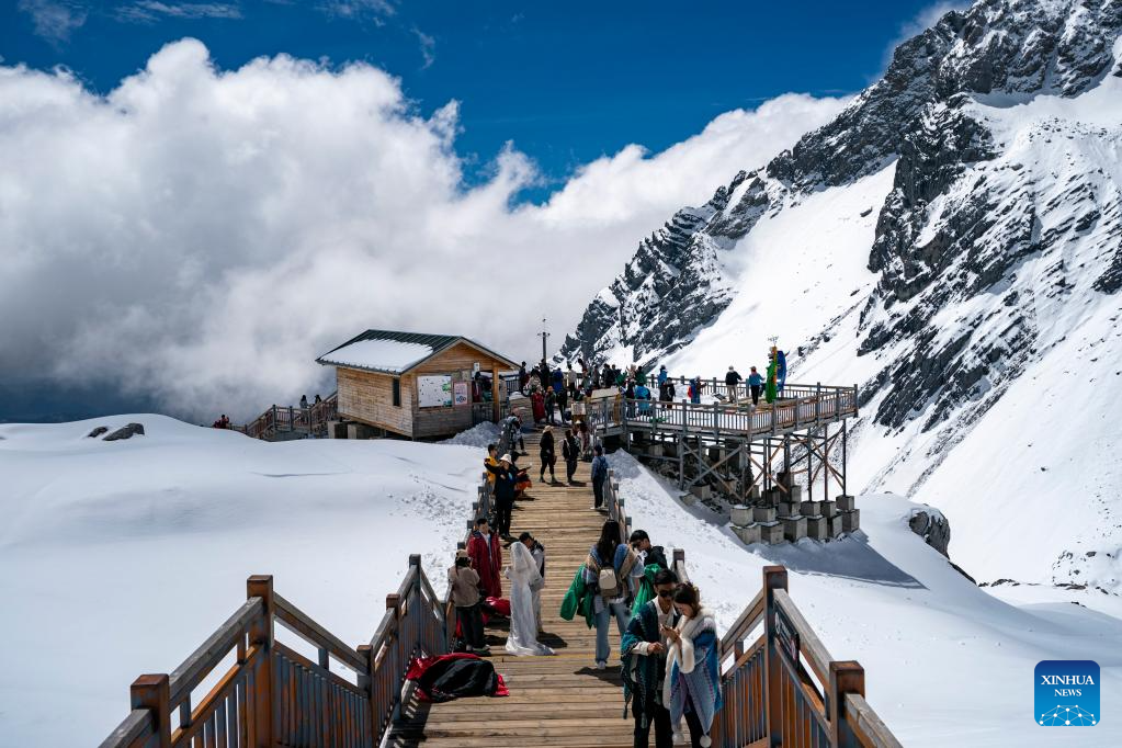 Yulong Snow Mountain scenic spot receives 2.4 million tourists since beginning of this year