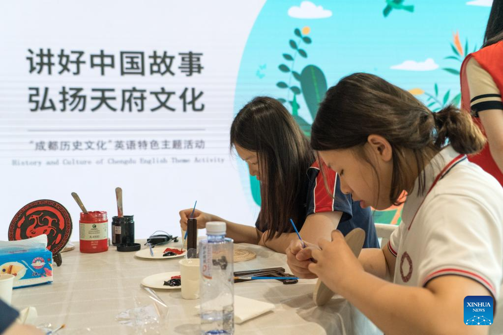 Across China: Chengdu Museum guides foreign students on cultural journey