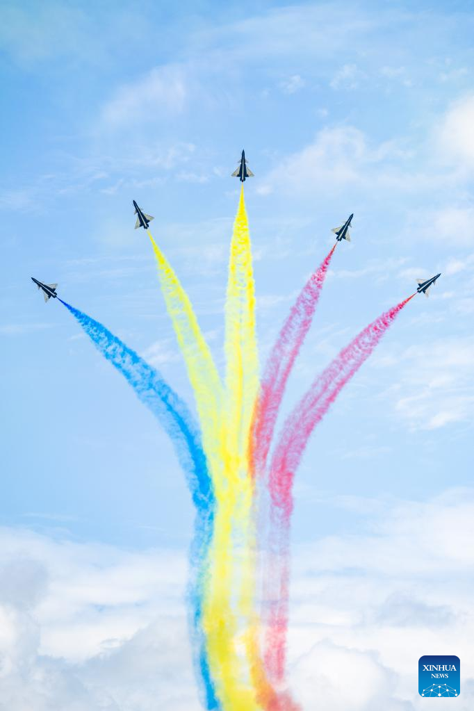 China's Air Force aerobatics team performs at 16th Langkawi Int'l Maritime and Aerospace Exhibition