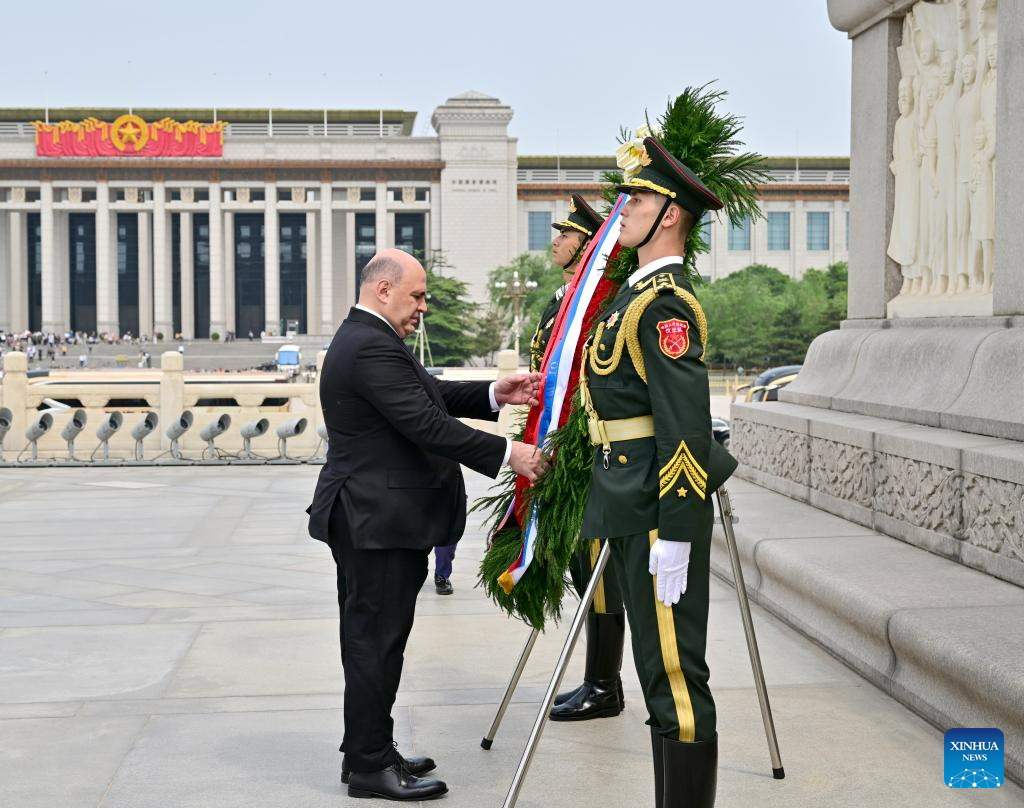 Russian PM lays wreath at Monument to People's Heroes in Beijing