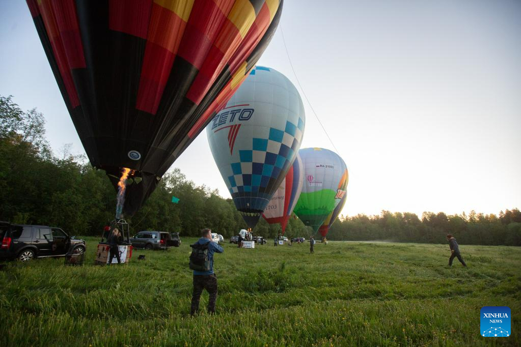 Contestants prepare at hot air balloon championship in Russia