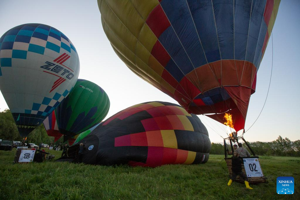 Contestants prepare at hot air balloon championship in Russia