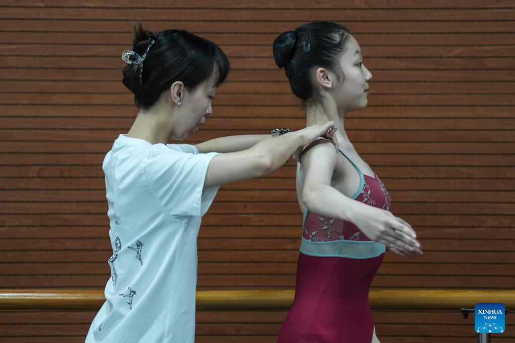 Students train hard to pursue ballet dream at ballet school in NE China's Shenyang
