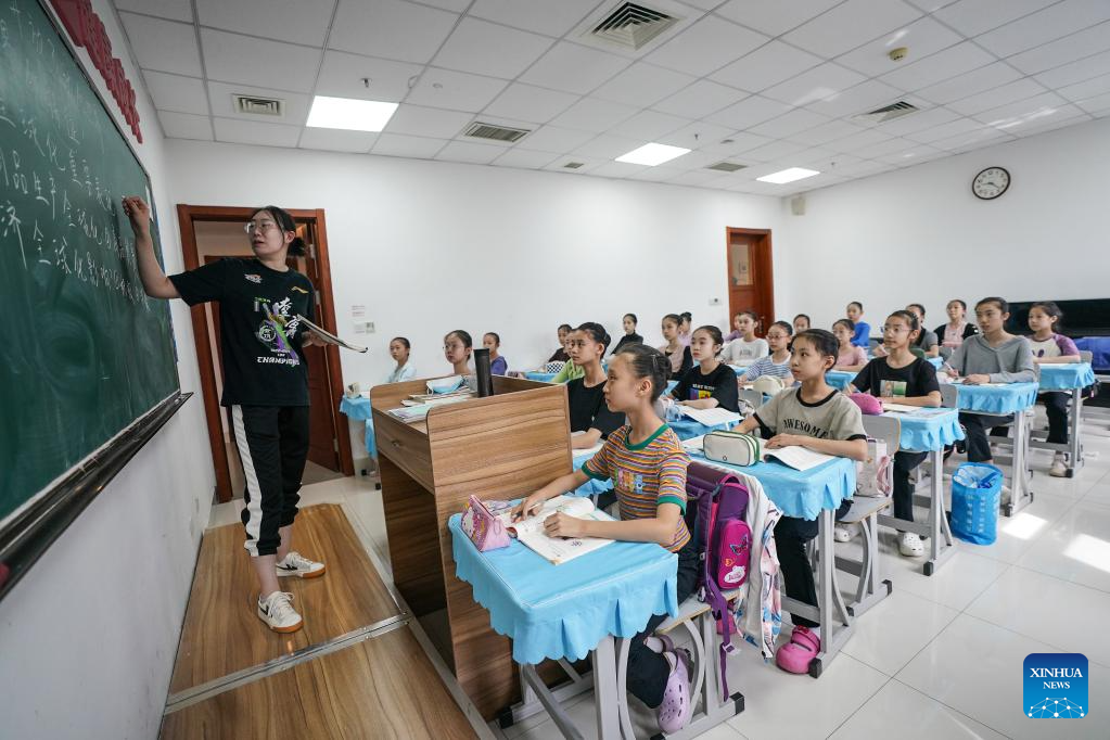 Students train hard to pursue ballet dream at ballet school in NE China's Shenyang