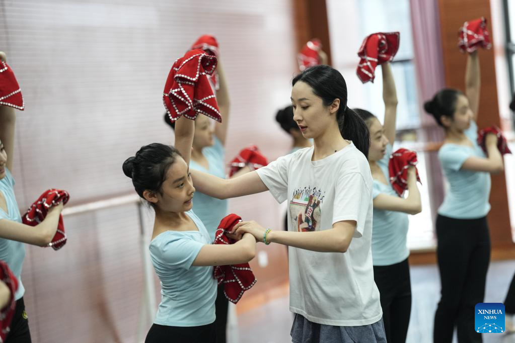 Students train hard to pursue ballet dream at ballet school in NE China's Shenyang