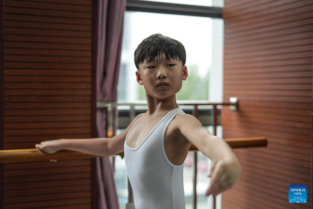 Students train hard to pursue ballet dream at ballet school in NE China's Shenyang